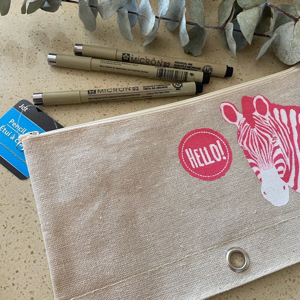 Super cute pencil or cosmetic pouch😍